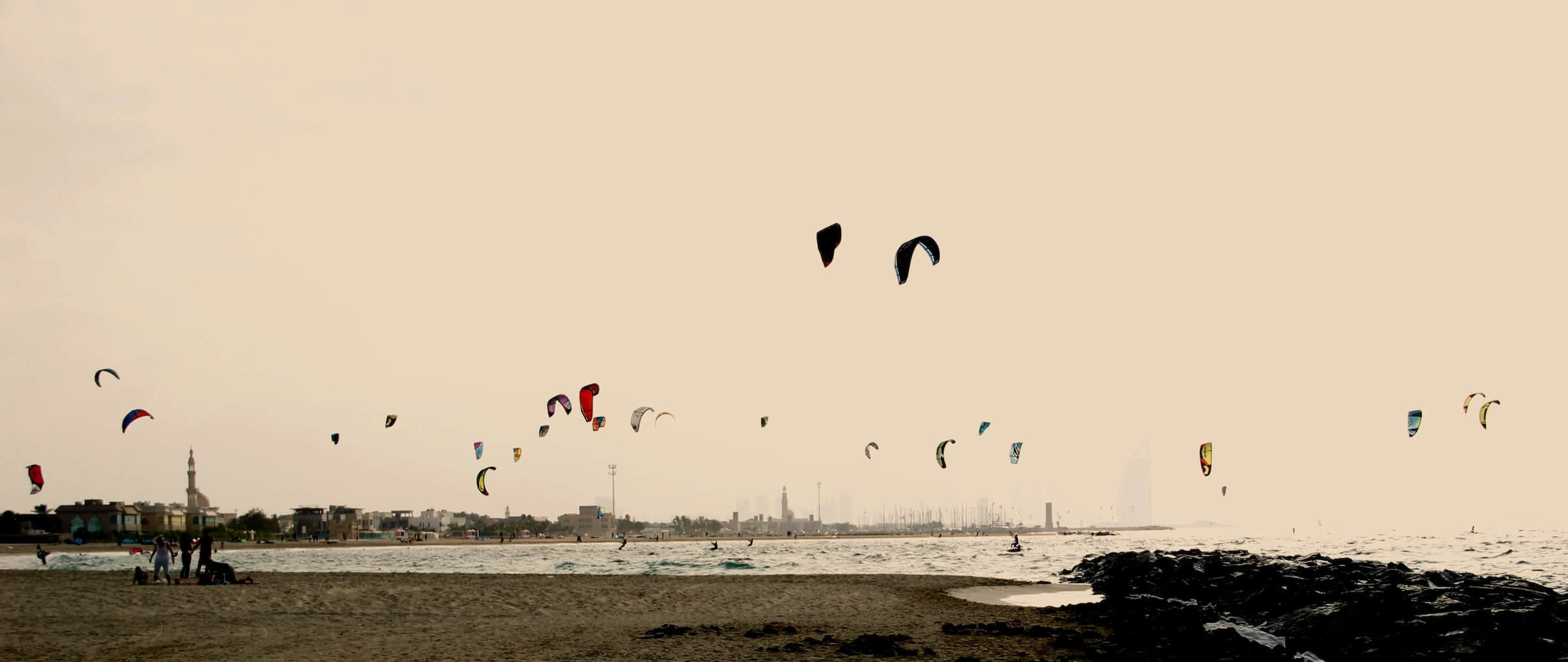 Kitesurfing in Dubai kite beach