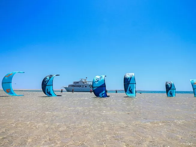 8 Day Kitesurf Refresher Camp – One Spot Mini Safari on the M/V Legends in Egypt